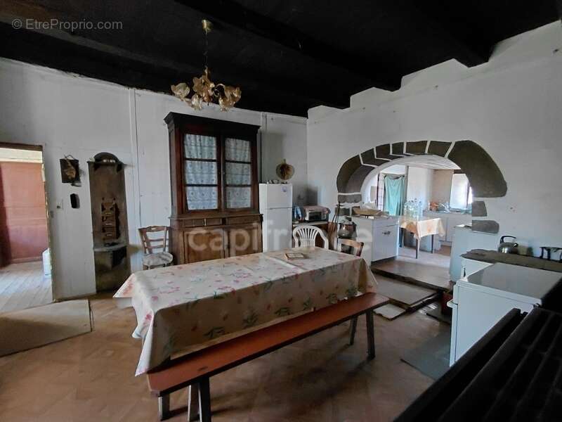 Maison de Maître du XVIIIe siècle avec dépendances et terrain de plus de 3 hectares – Puycapel (15) - photo 11