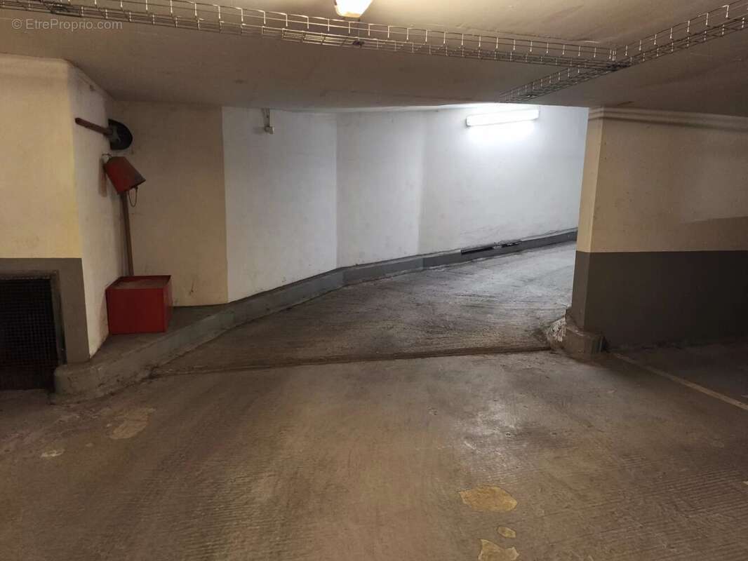 Parking à PARIS-15E