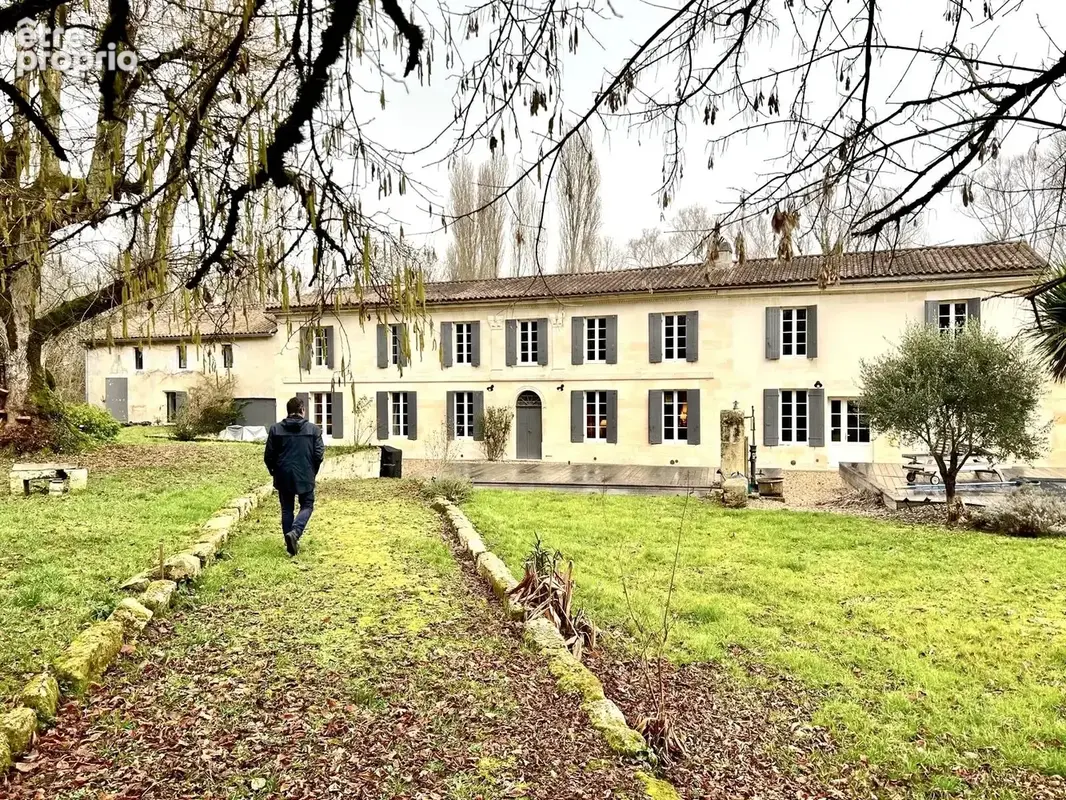 Photo Autres à Saint-Laurent-D'arce au prix de 1 200 000€