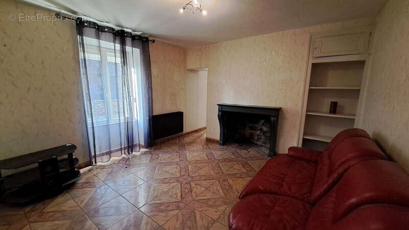 Maison à COMBEAUFONTAINE