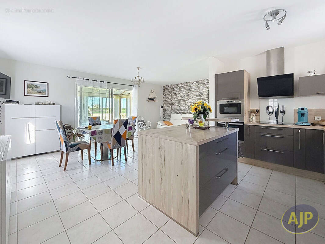 Maison Longeville Sur Mer , 3 chambres, 99 m2 environ, garage piscine proche mer. - photo 6