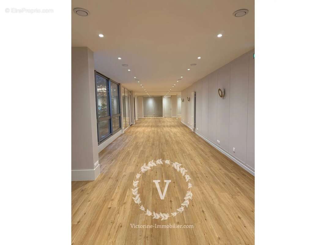 Commerce à PARIS-9E