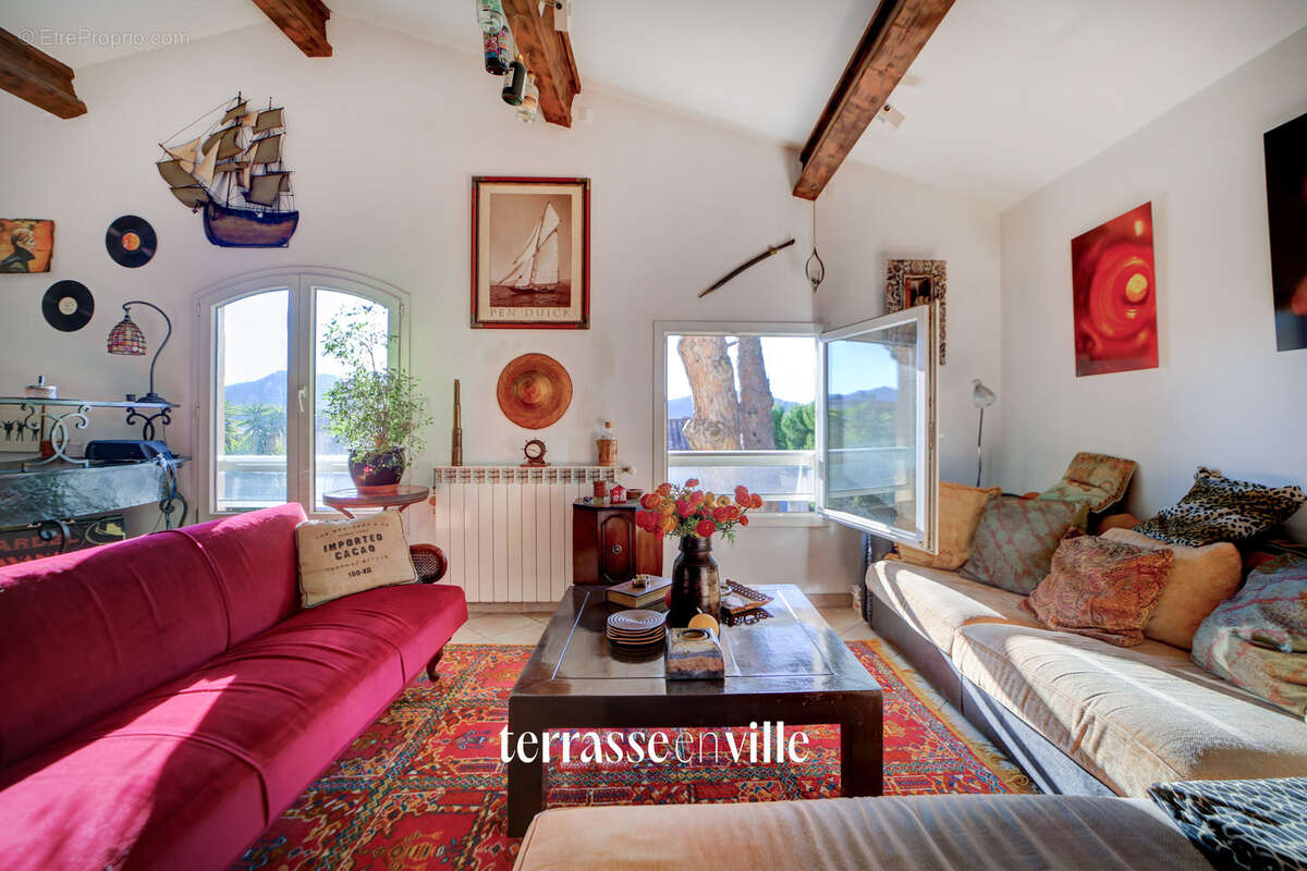 Maison à SAINT-CYR-SUR-MER