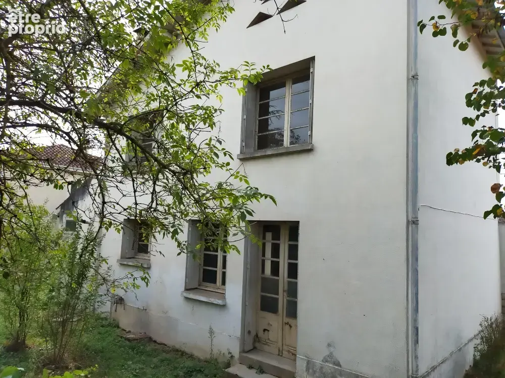 Maison sur un étage à rénover entièrement sur un terrain clôturé de 400 m2  proche de tout commerce - photo 1