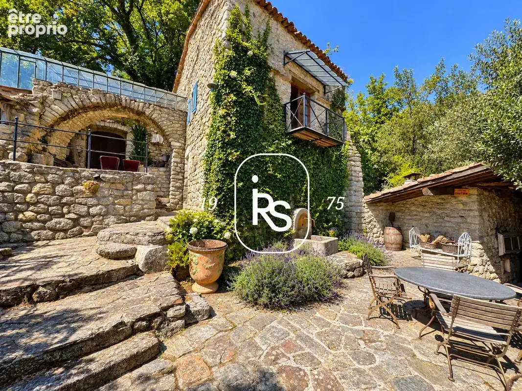 Propriété de charme de deux maisons avec piscine et un total de 2,53 ha de terrain naturel. - photo 5