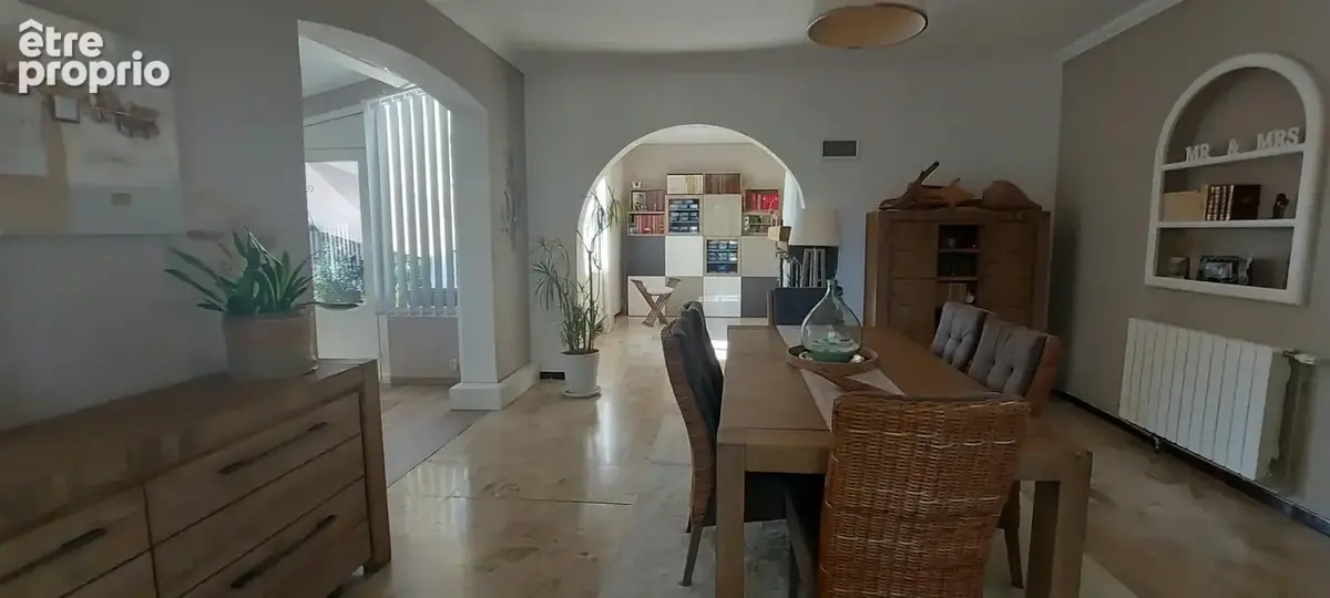 AGDE - Belle maison familiale de 148m² environ sur une parcelle de 862m² avec piscine, forage et dépendance - photo 5