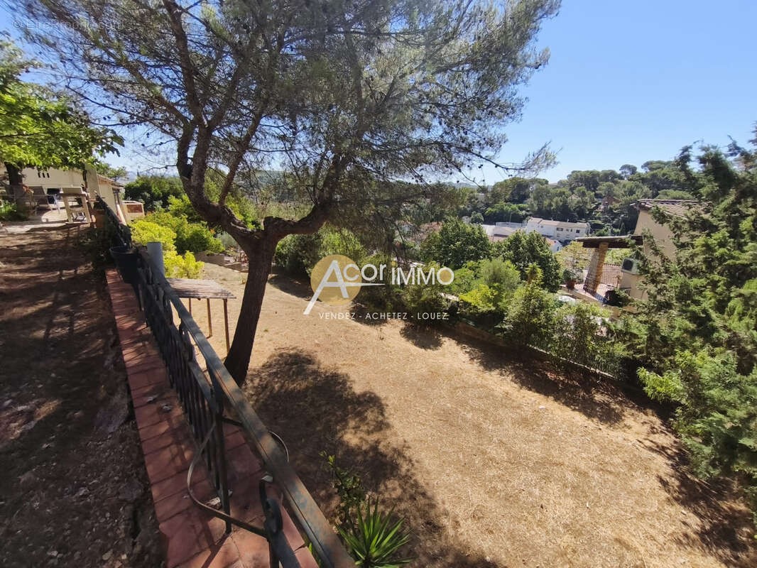 Maison familiale avec deux logements   Vue dégagée   Terrain de 940 m2 - Garage - photo 8