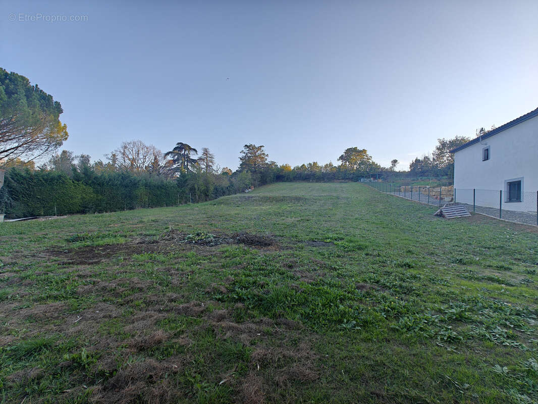 Village 7km Limoux - Terrain totalement viabilisé de 2 360m2 - Vue sur le village et la campagne environnente - photo 2