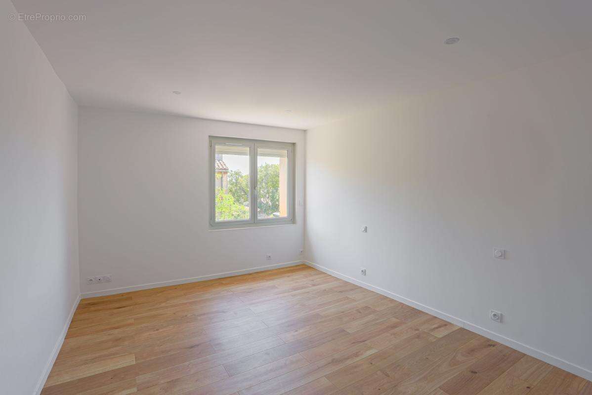 Appartement à LA FARE-LES-OLIVIERS