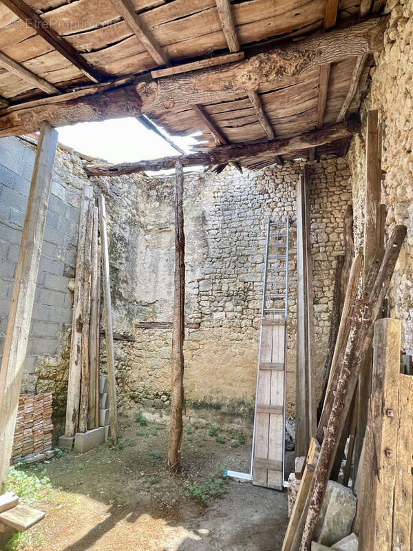 Bâtiment (ancienne maison) en cours de rénovation avec dépendances et parcelle attenante - photo 10