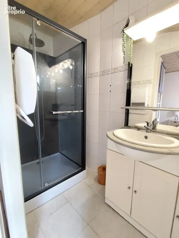 Ensemble immobilier de 108 m2 divisé en 2 logements T2 bis avec garage, cour et balcon - photo 9