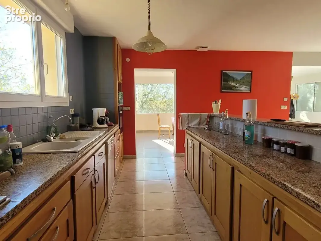 Maison récente de plain-pied avec garage sur 2600 m2 de terrain, à 15 minutes de Cahors. - photo 5