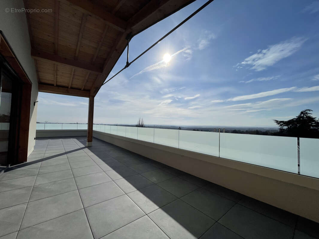 Appartement à LA TOUR-DE-SALVAGNY