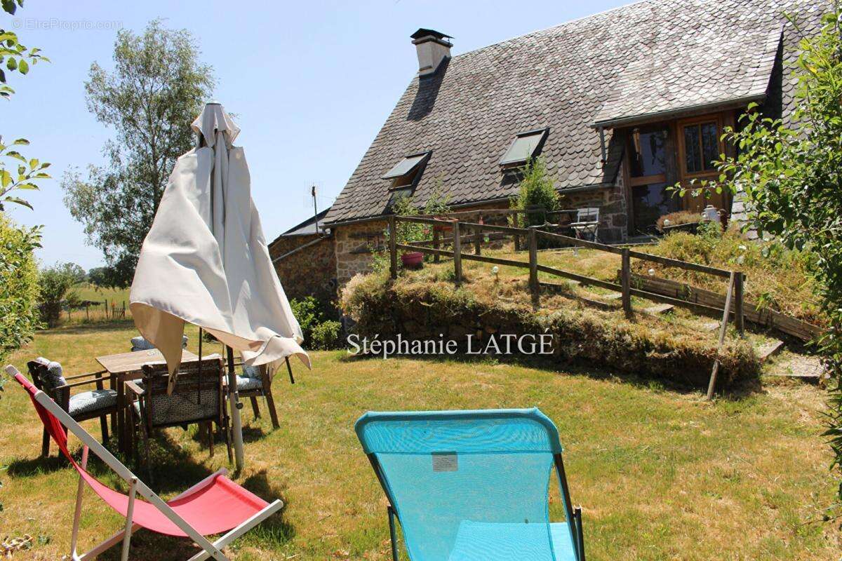 Ferme rénovée de 5 chambres avec Gîte à Larodde (63) - photo 13