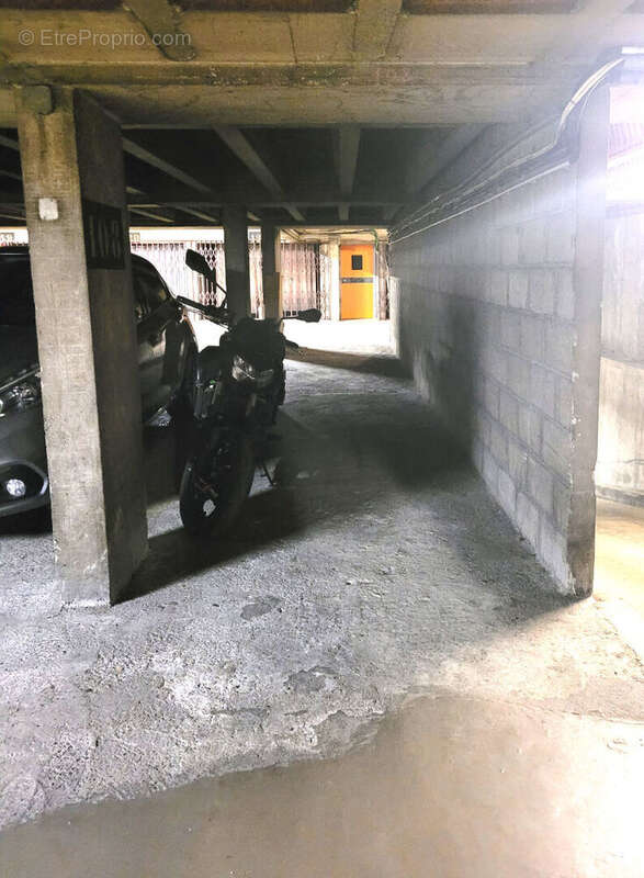 Parking à PARIS-12E