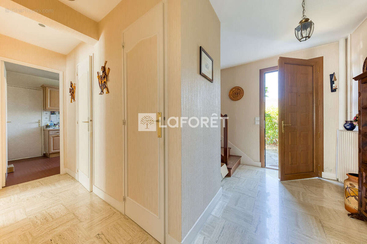 Maison Pontault Combault 5 pièce(s) 107.60m2 - photo 6
