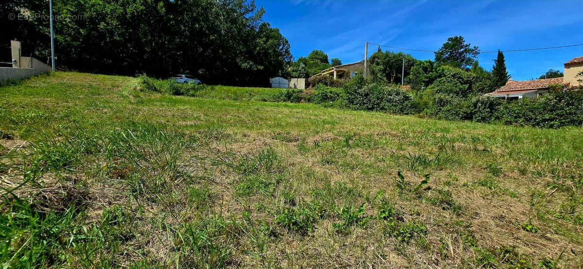 Terrain à ENTRECHAUX