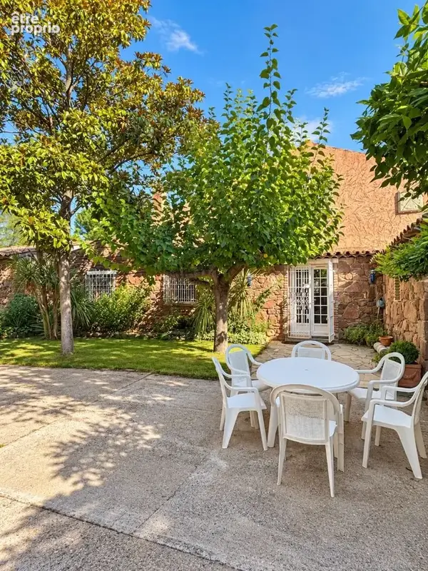 Maison 8 pièces 233 m² à vendre à Roquebrune-Sur-Argens (83520) - photo 2