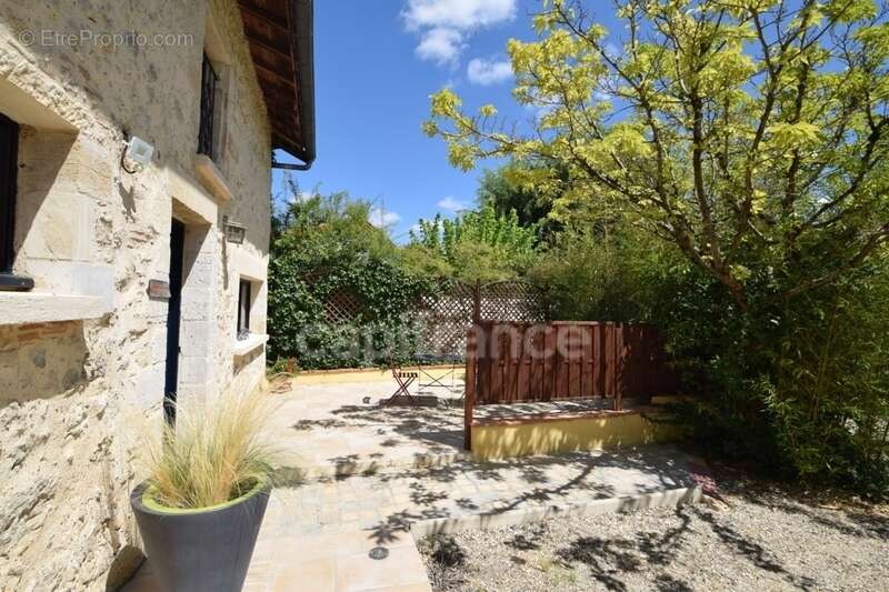 Propriété - une maison d'habitation - 5 chambres d'hôtes - 2 appartements en location sur plus de 1 hectare à SAINTE BAZEILLE (4 - photo 7