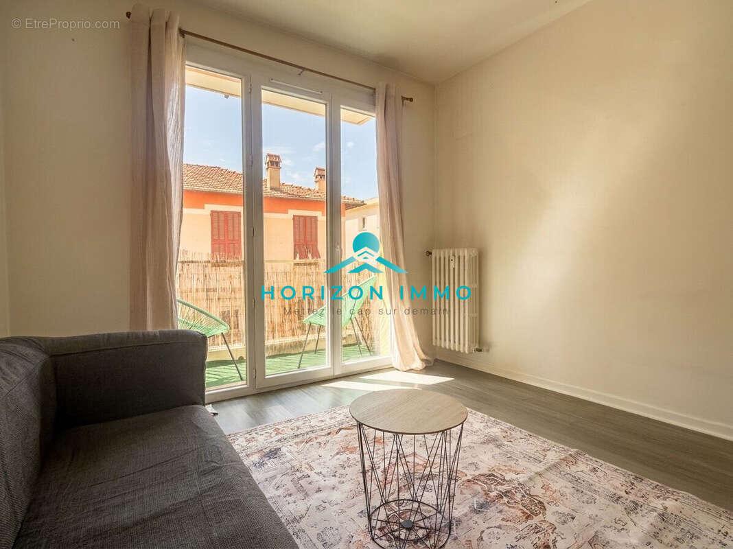 Appartement à SAINT-LAURENT-DU-VAR
