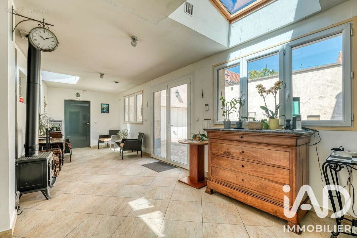 Maison 308 m² à Compans  - photo 7