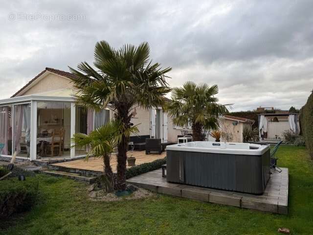 Maison à VEAUCHE