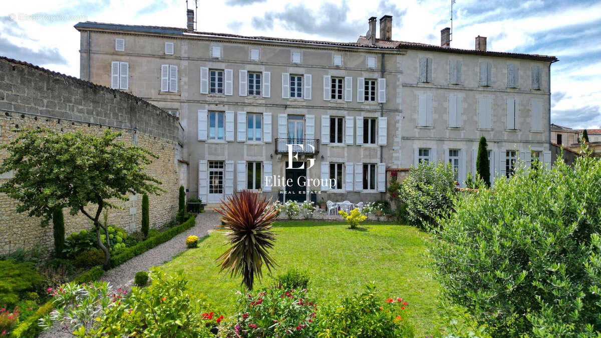 Maison à BARBEZIEUX-SAINT-HILAIRE
