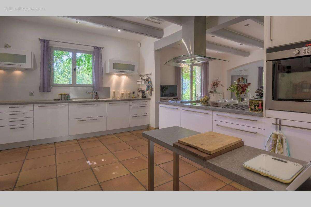 Maison 265 m² à Rognes  - photo 13