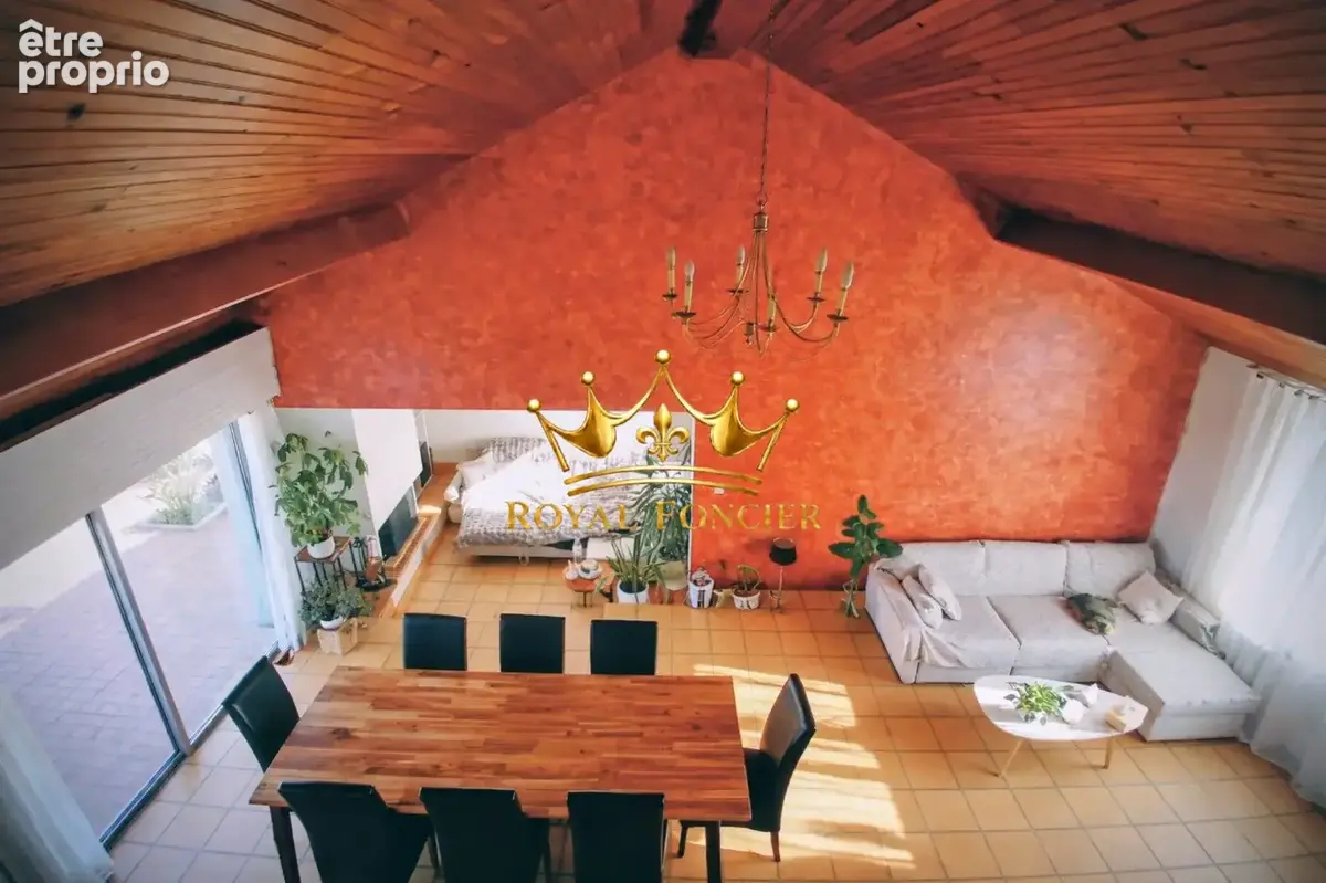 Pièce de vie de 40 m2 avec son salon cosy avec sa cheminée 
