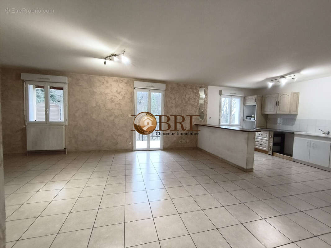 pièce de vie - Appartement à SAINT-JEAN-DE-SOUDAIN