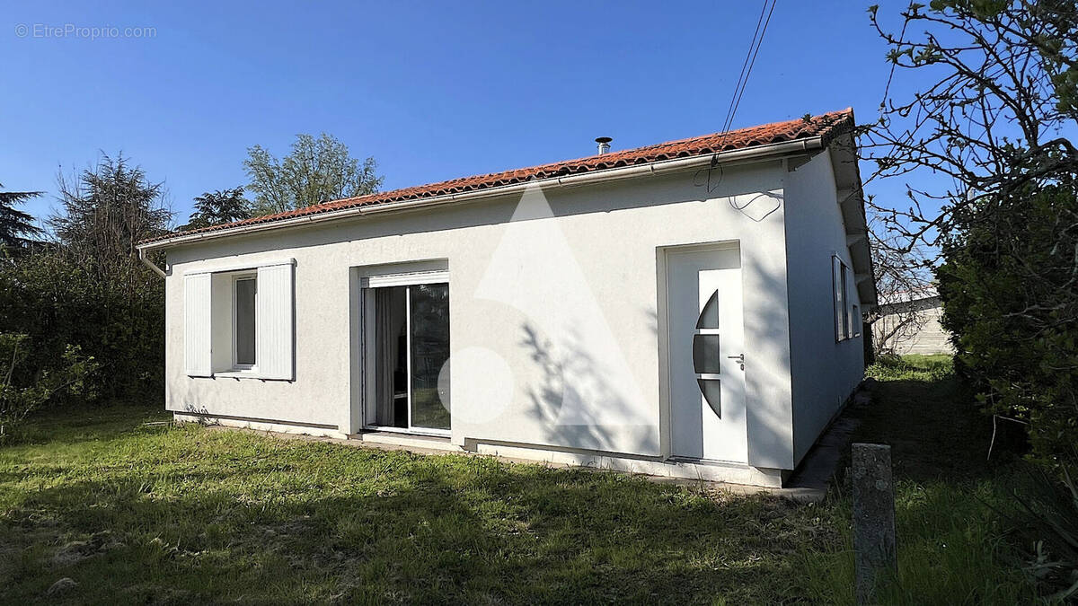 Maison à SAINT-MEDARD-DE-GUIZIERES