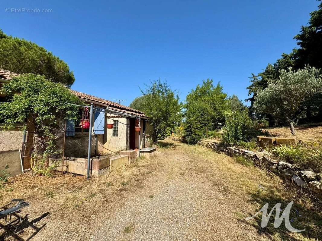 Maison de plain-pied sur 3200 m² de terrain à vendre à Aups ! - photo 12
