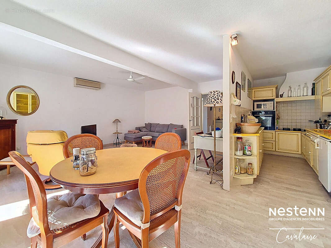 Dernier étage pour cet appartement au centre ville de Cavalaire-sur-Mer 4 pièces environ 100 m² avec 3 terrasses et stationnemen - photo 10