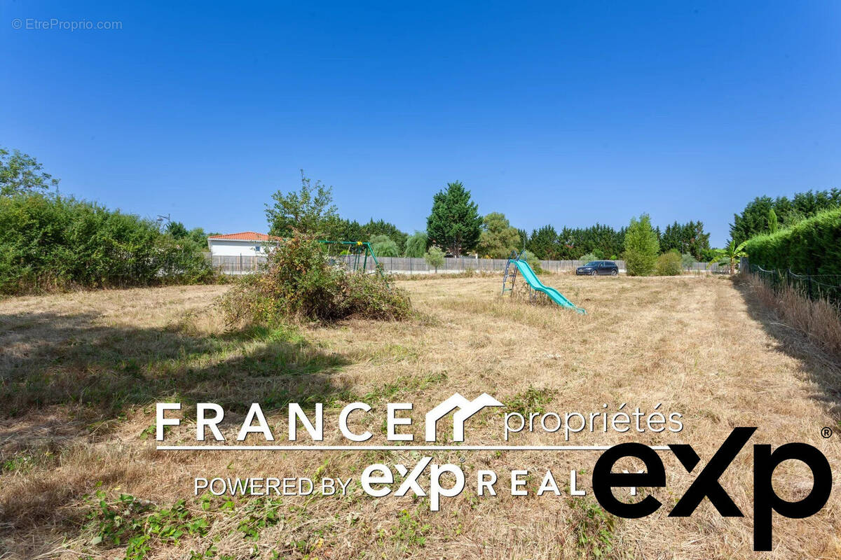 Terrain à LABASTIDE-CLERMONT