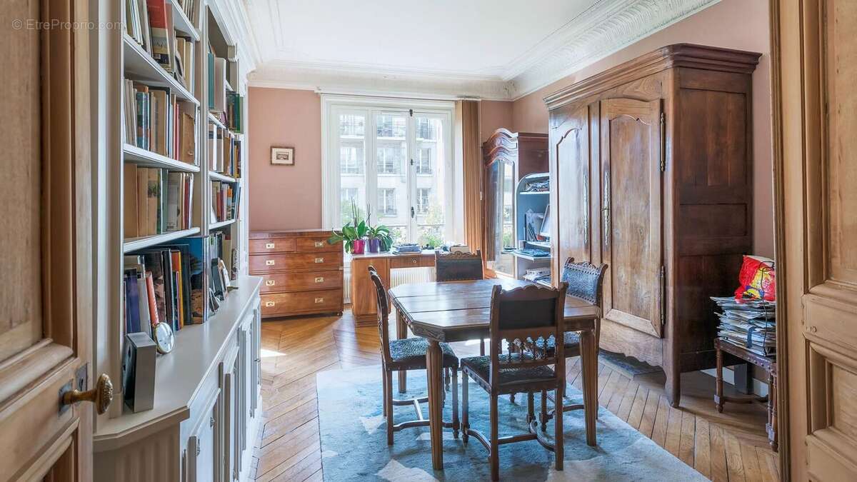 Appartement à PARIS-16E