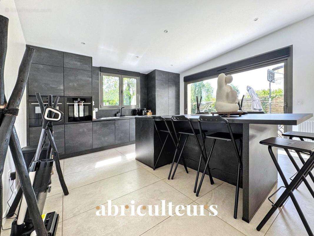 Maison familiale indépendante de 116 m² – 5 pièces – en vente à Plessis-Bouchard (95130) - photo 7