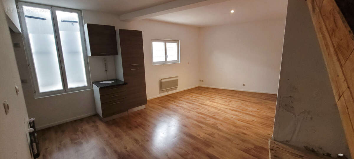 Dordogne secteur Ribérac maison en location rapport 800 € mois  centre maison 4 chambres et petite cour de 30 - photo 2
