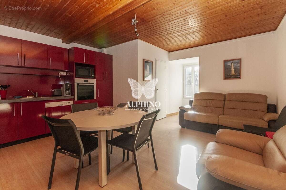 Maison à SAINT-MARTIAL-DE-VALETTE