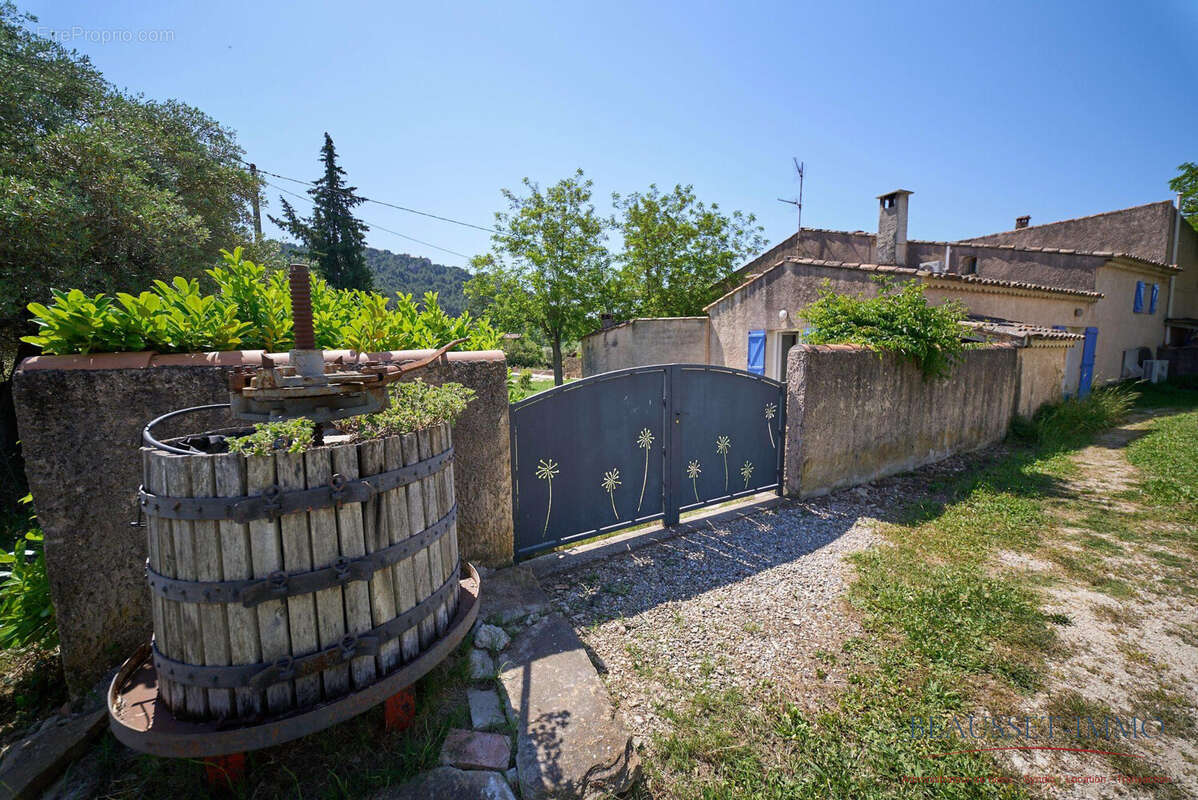 Entrée de la propriété - Maison à LE CASTELLET