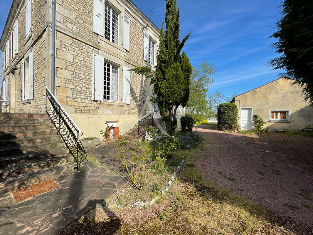 Maison à LE POIRE-SUR-VELLUIRE
