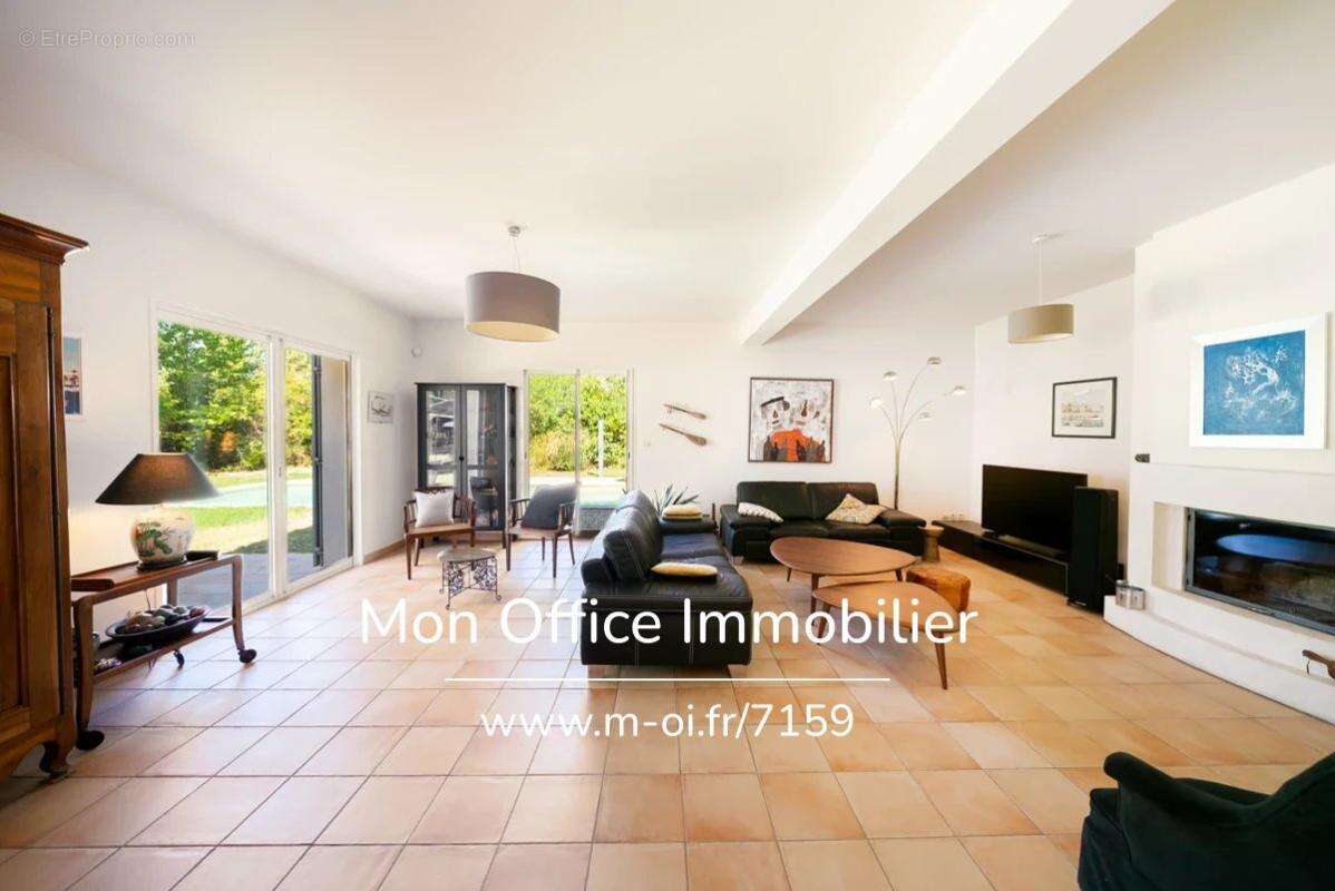 Référence : 7159-DVI - AIX EN PROVENCE - Celony - Bastide de caractère de 172 m² sur un terrain plat de 2 300 m² avec piscine - photo 6