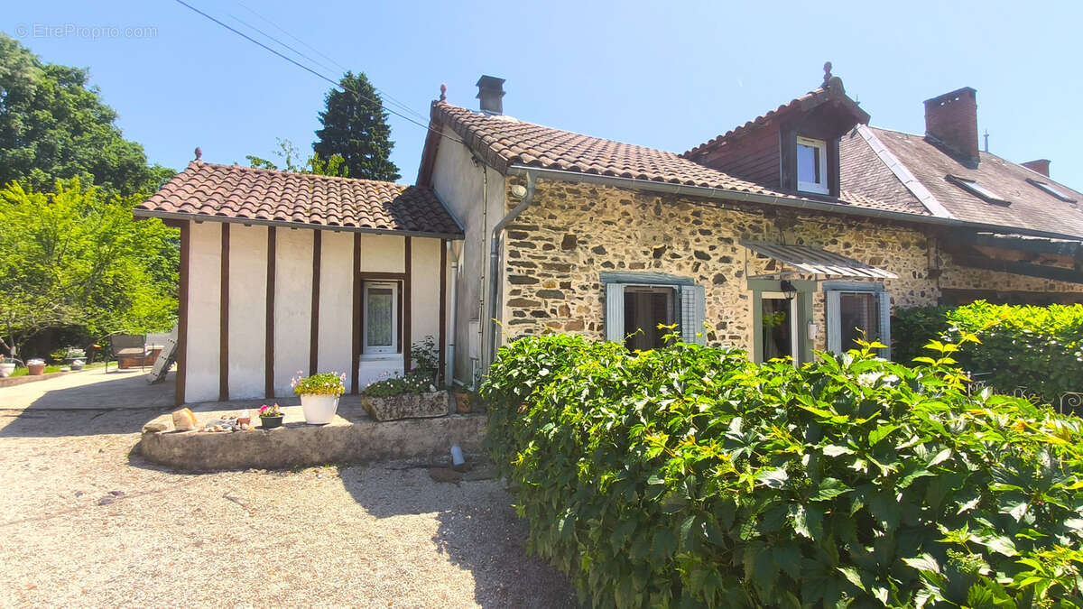 Maison à SAINT-GENEST-SUR-ROSELLE