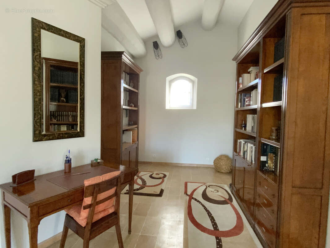Très belle villa dans un village avec commerces sur un terrain de 3500 m2. - photo 18