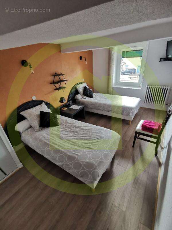 Commerce à SAINT-JULIEN-DE-JONZY