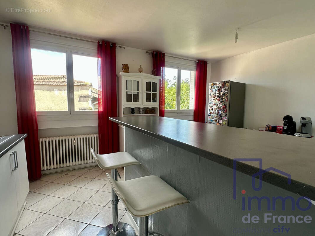 Appartement 55 m² à Le Chambon-Feugerolles  - photo 3
