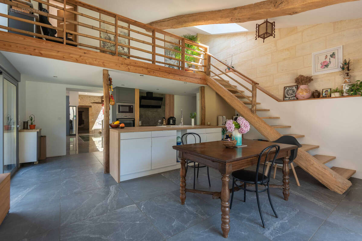 Maison en pierre atypique - 300 m2 - hab. independ. - photo 4