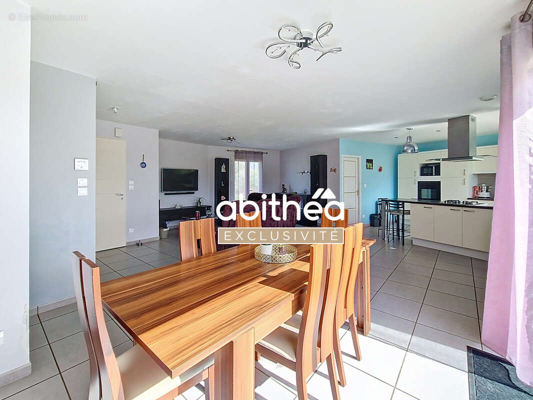 Maison à SAINT-GENIS-DE-SAINTONGE