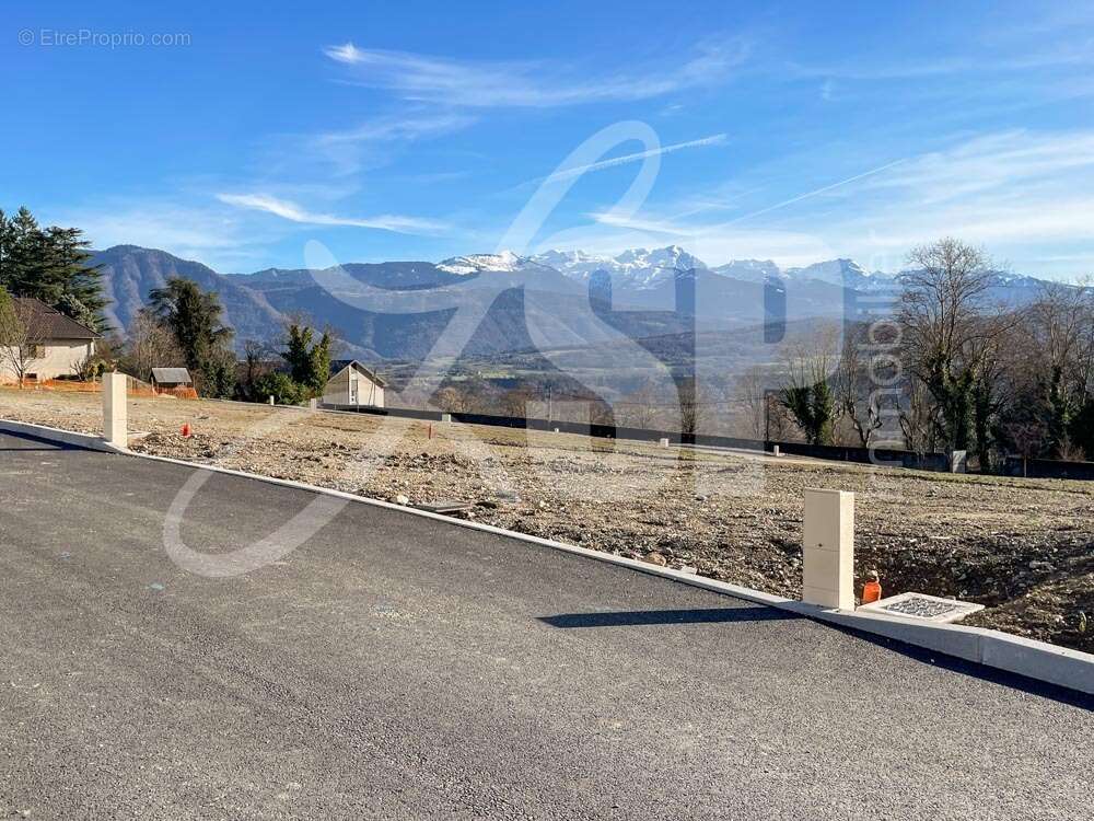 Terrain viabilisé (Lot 14) - Terrain à SAINT-PIERRE-D'ALBIGNY