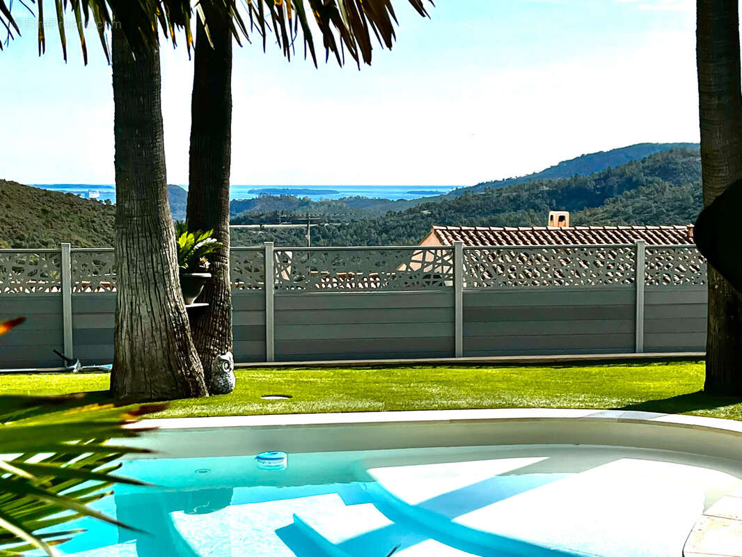 Limite mandelieu ville t4/t5 de 150m2 vue mer panoramique jardin entourant jacuzzi garage - photo 8