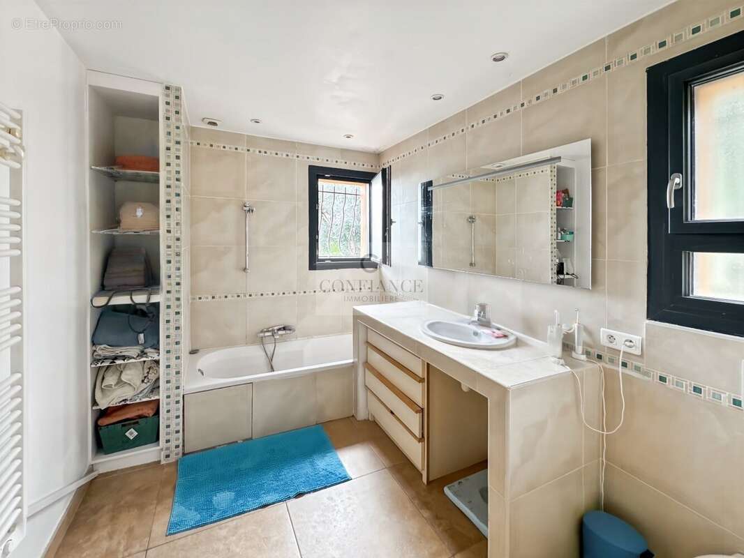 Maison à TOURRETTES-SUR-LOUP